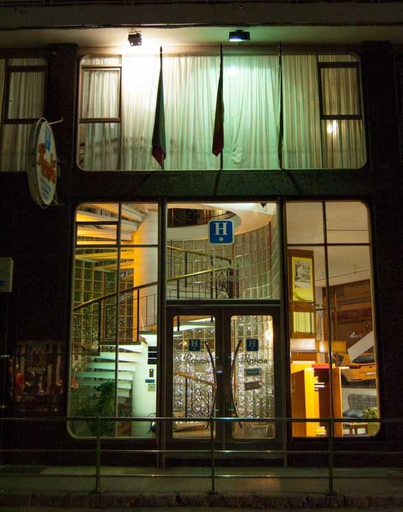 Hotel La Ronda กาสโตร-อูร์เดียเลส ภายนอก รูปภาพ