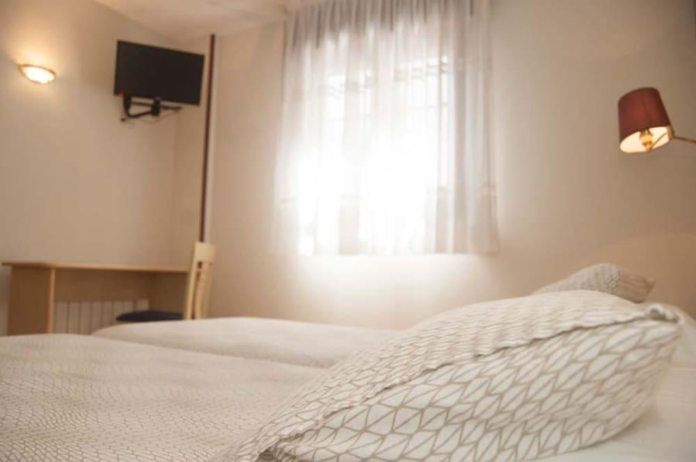 Hotel La Ronda กาสโตร-อูร์เดียเลส ภายนอก รูปภาพ